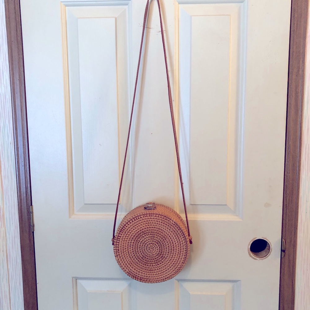 Vegan straw round handbag